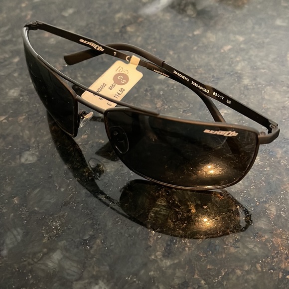 Arnette Maboneng black matte sunglasses - Picture 2 of 3